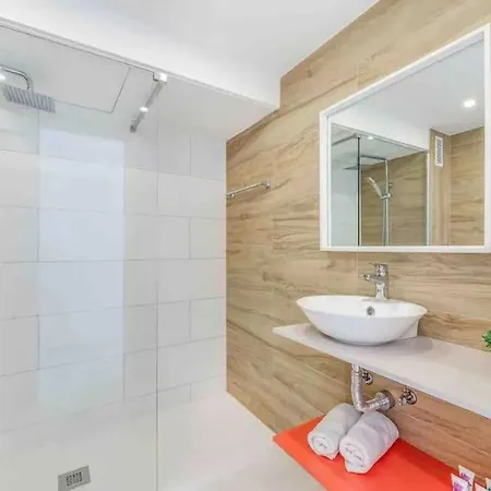 Beautiful 2 Bedrooms In Puerto Banus 马尔韦利亚